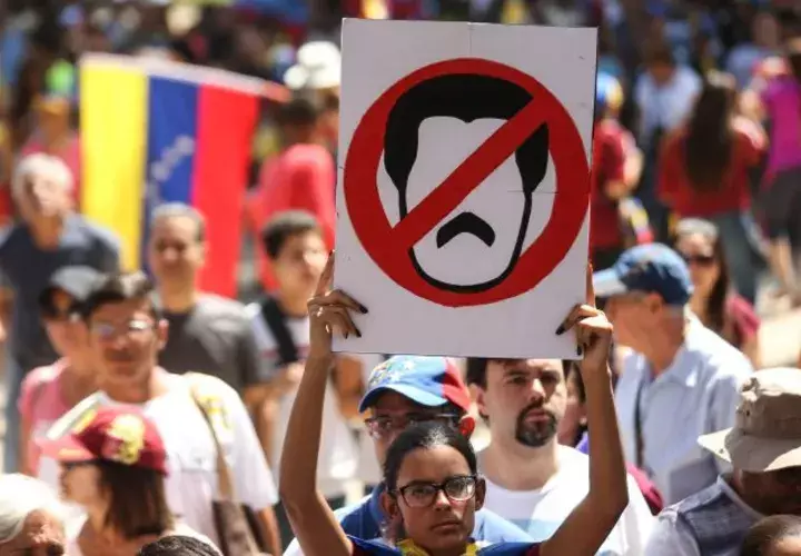 Las calles de Caracas y otras muchas ciudades del mundo se vieron atestadas de miles de venezolanos opuestos a Maduro. EFE