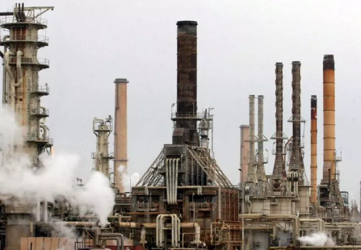 Indica que EE.UU. busca apropiarse de los campos petroleros. EFE 