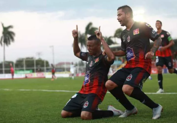Yairo Yau y Richard Rodríguez (izq.), de Sporting, festejan. Anayansi Gamez