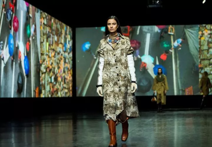 1.  Modelo acompaña su "outfit" con unas botas largas.