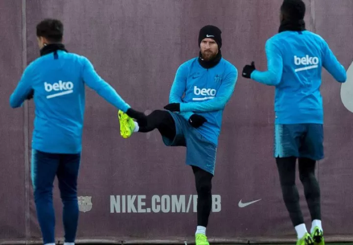Lionel Messi (c), durante el entrenamiento de ayer. EFE