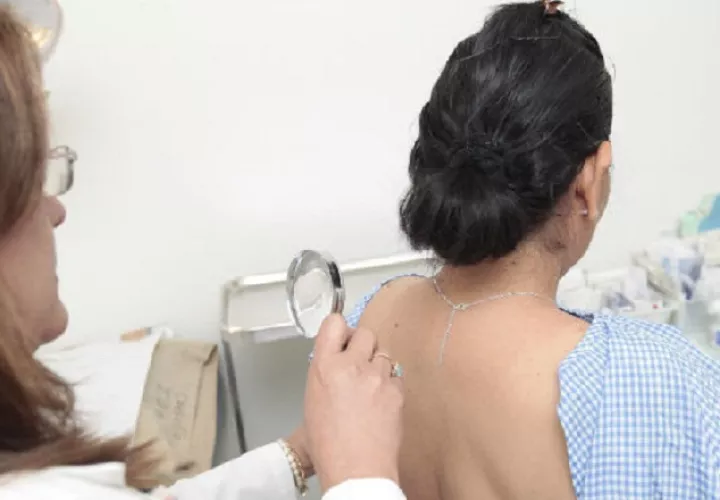 Las visitas a los dermatólogos deberían darse una vez al año, según las condiciones de la piel. Foto Ilustrativa