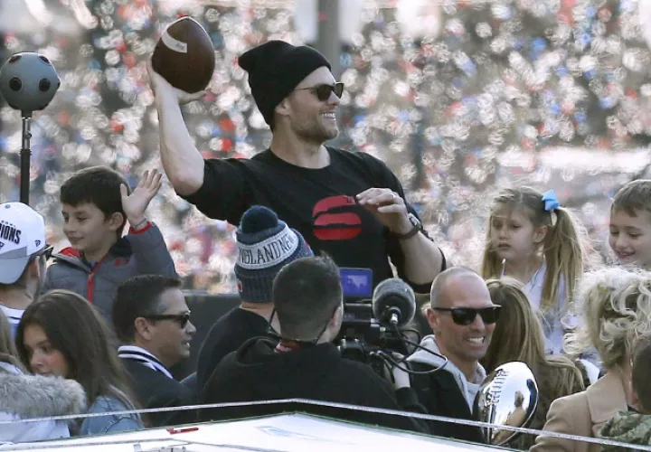 Tom Brady en el recorrido de los Patriotas. AP