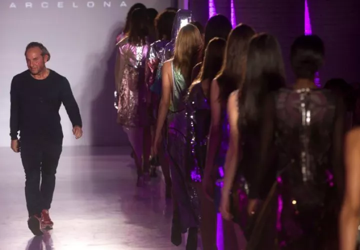 1.  El diseñador Custo Dalmau saluda al final del desfile de la firma Custo Barcelona.
