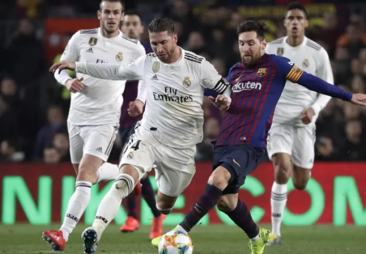 Sergio Ramos, del Real Madrid (izq.) y Messi, del Barcelona AP