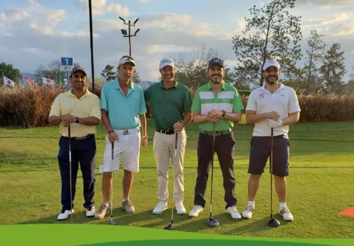 Los campeones de la edición de este año posan previo a su salida, en el hoyo 1 del Club de Golf de Panamá. Cortesía
