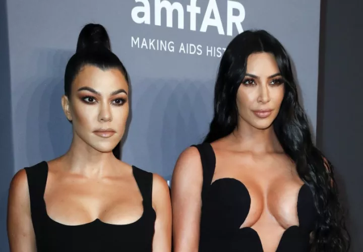 1.  Kourtney Kardashian y Kim Kardashian West en la Gala amfAR 2019.