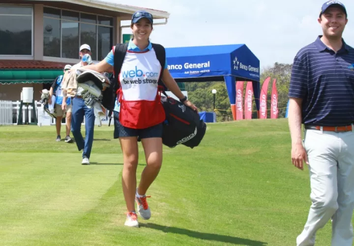 Laura Restrepo, jugadora profesional, durante la salida de Trevor Sluman en el primer hoyo del Club de Golf de Panamá. Anayansi Gamez