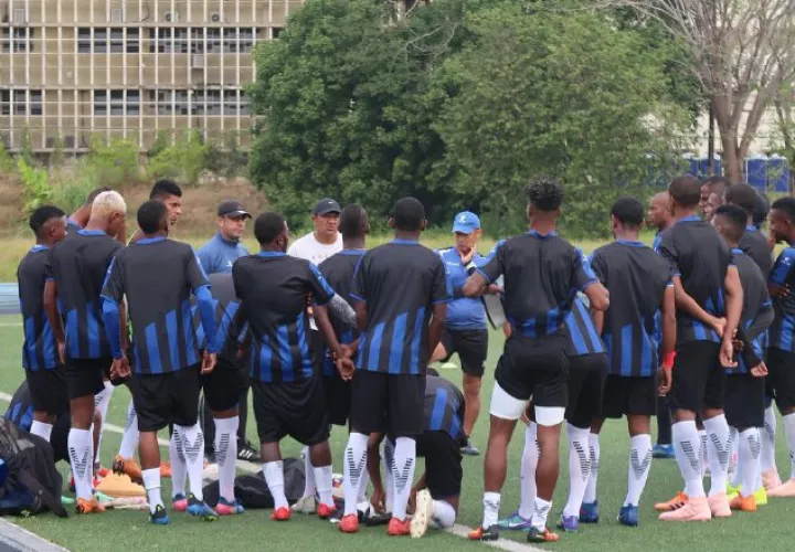 Árabe Unido (blanco) es dirigido por "Chicho" Pérez. @Fepafut