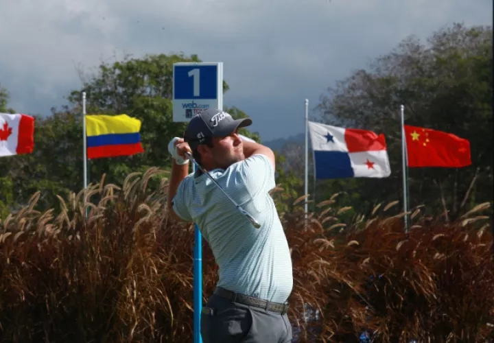 1-  Ben Taylor en su salida del hoyo 1, ayer en Cerro Viento. Anayansi Gamez