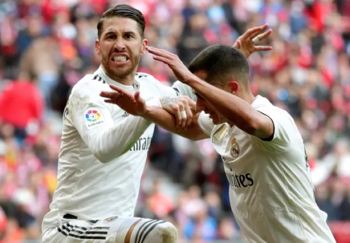Sergio Ramos (izq.) celebra con su compañero Lucas Vázquez su gol. EFE