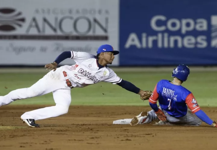 Gerald Chin, de Panamá, pone fuera en la segunda base al corredor Jack López, de Puerto Rico. AP