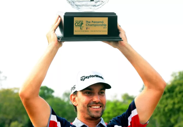 Michael Gligic levanta su trofeo.