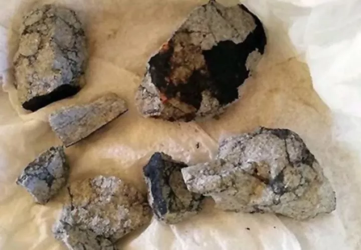Vista de los fragmentos del meteorito que cayeron en Cuba. EFE