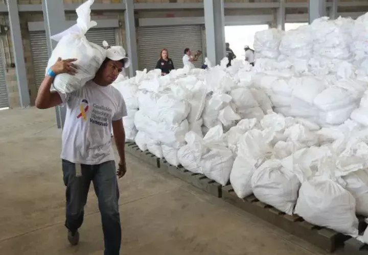 Alimentos y medicinas esperan en una bodega en la frontera con Colombia para luego llevarlos a Venezuela. EFE