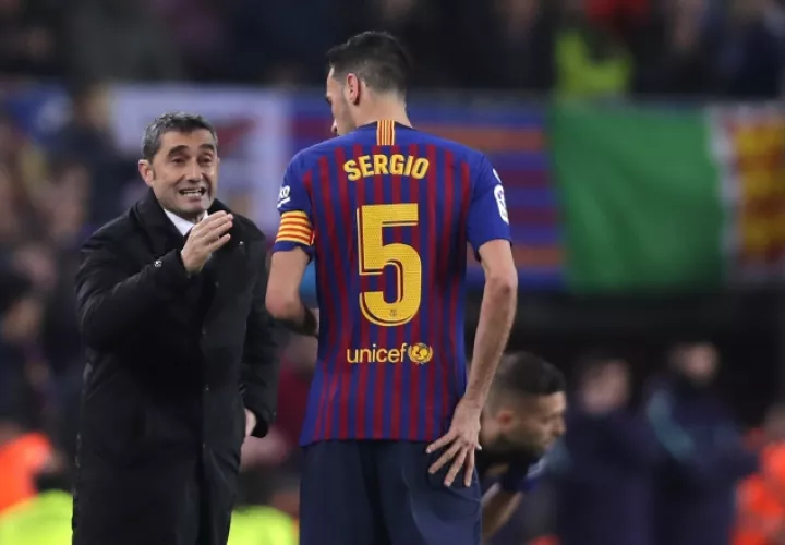 Barcelona empató a cero goles contra Atlético de Bilbao. El técnico Ernesto Valverde (izq.) se defiende. AP