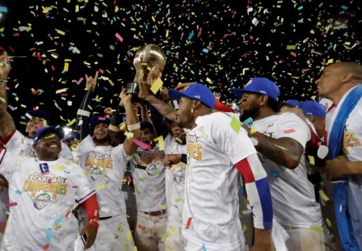 Jugadores de los Toros de Herrera de Panamá celebran su título, luego de vencer a Cuba. EFE