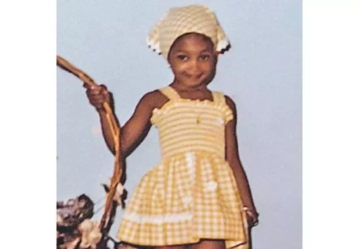 A los 14 años fue descubierta por la directora de la agencia Synchro mientras paseaba por el londinense Covent Garden. La chica, de ascendencia jamaicana y asiática, solo había tomado  clases de "ballet" clásico.
