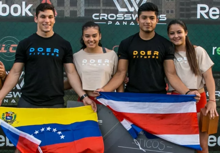 Los ganadores durante la ceremonia de premiación. Cortesía