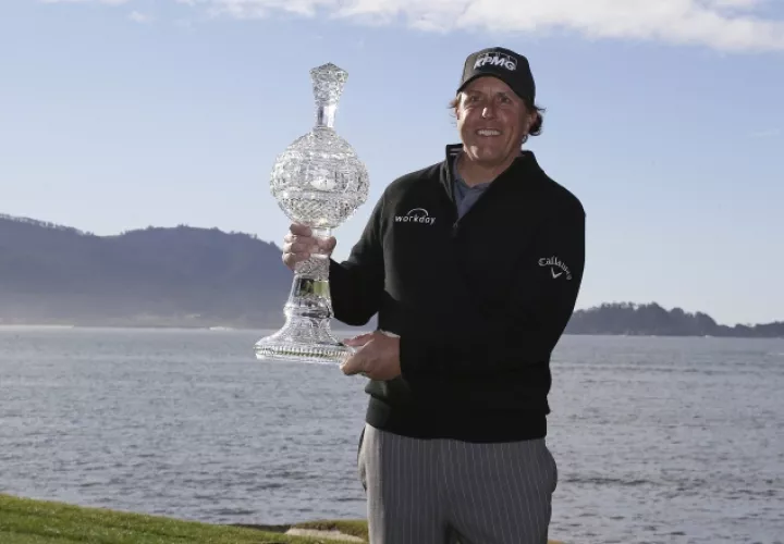 Phil Mickelson con su trofeo. AP