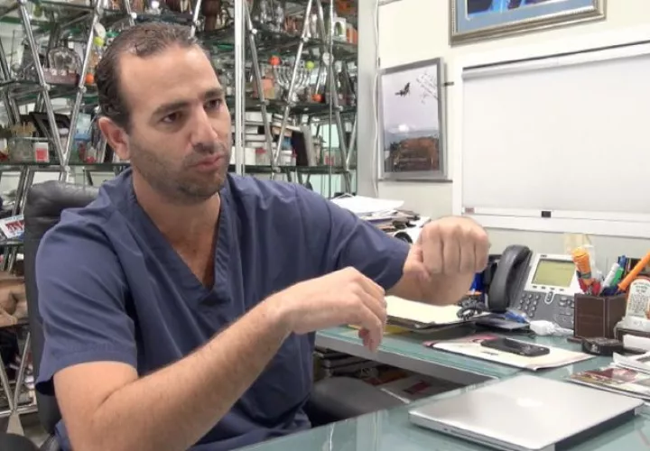 El médico Nessim Dayán explica sobre las lesiones en la rodilla, de ligamento y menisco. Edwin González.