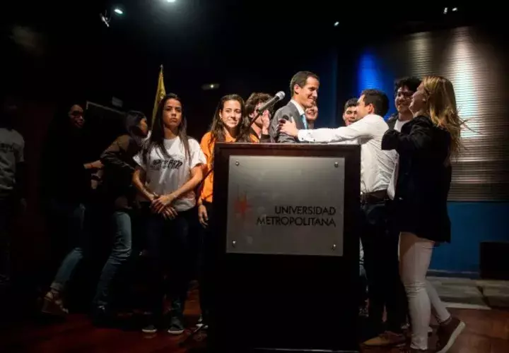 Juan Guaidó (c) en un acto ayer en la Universidad Metropolitana. EFE