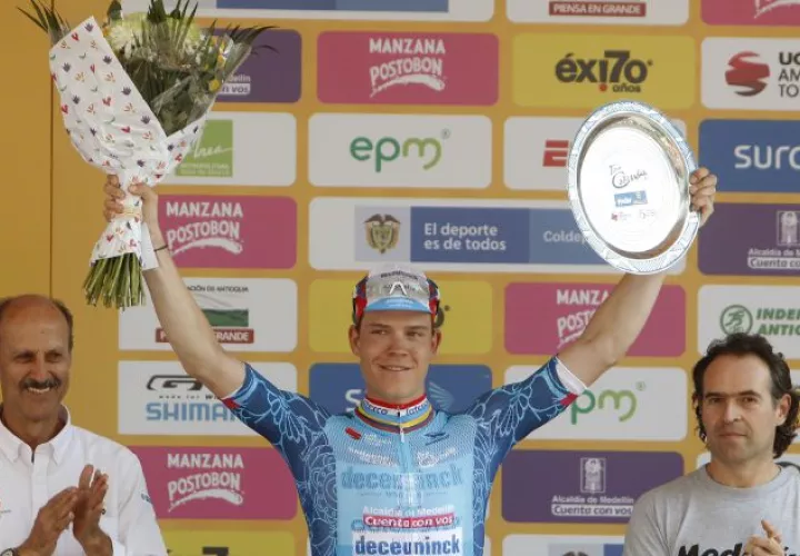 Bob Jungels durante la premiación de etapa. EFE