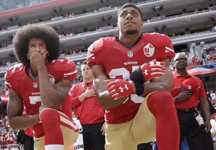 Kaepernick durante su protesta.