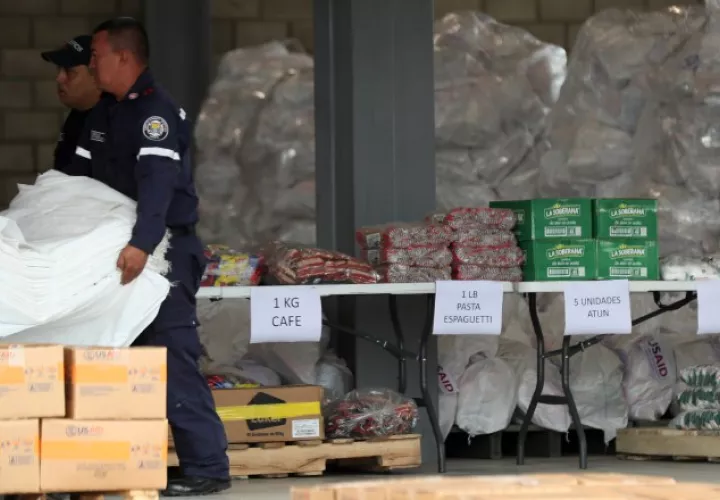 Funcionarios se encuentran clasificando la ayuda que se encuentra en Cúcuta.  EFE