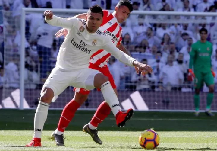 Casemiro, del Real Madrid (izq), disputa el balón  ante el defensa del Girona, Pedro Porro. /Foto EFE