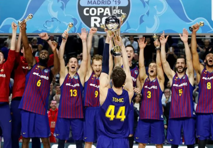 Barcelona festeja, luego de vencer al Real Madrid. /Foto EFE
