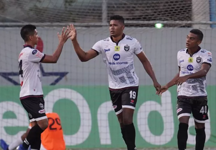 Jair Catuy (cent.)  del Tauro es felicitado por sus compañeros por haber anotado gol ante Santa Gema. /Foto @LPFpanama