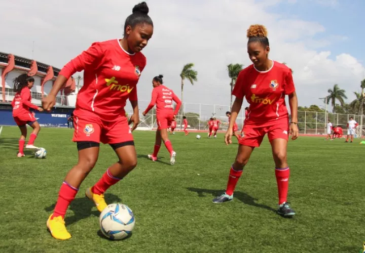 Selección femenina entrena. @Fepafut