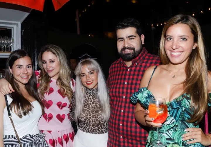 1.  Vanessa Egui, Isabeau Méndez, Ana Horna, Jesús de Luca y Annie Mirabal.