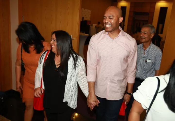 Mariano Rivera junto a su esposa, ayer, en conferencia de prensa. Anayansi Gamez
