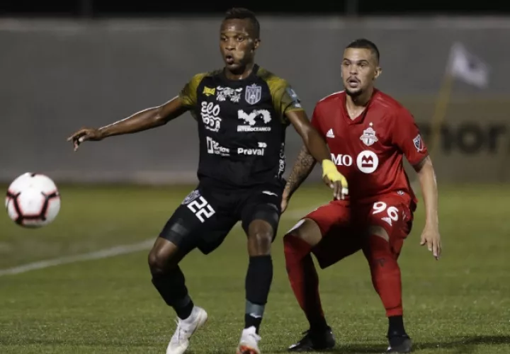 Romeesh Ivey, del CAI (izq.), y Auro Junior, de Toronto FC. AP