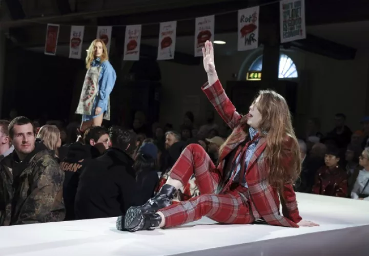 1.  Modelo desfila un diseño a cuadros grandes rojos de Vivienne Westwood.