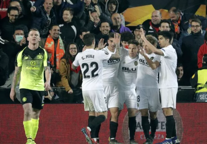 Jugadores del Valencia celebran su clasificación. EFE