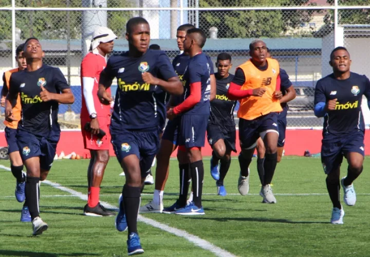 Jorge Dely Valdés (rojo) es el técnico de la Sub-20. @Fepafut