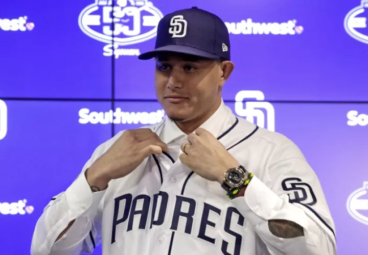 Manny Machado se pone la camisa de los Padres de San Diego. AP