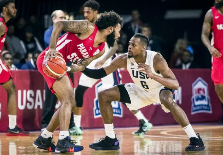 El panameño CJ Rodríguez es marcado por Charles Cooke. Fiba.com