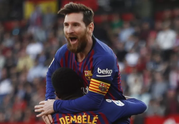 Messi festeja su segundo gol ante Sevilla con Ousmane Dembélé, el argentino hizo triplete. AP