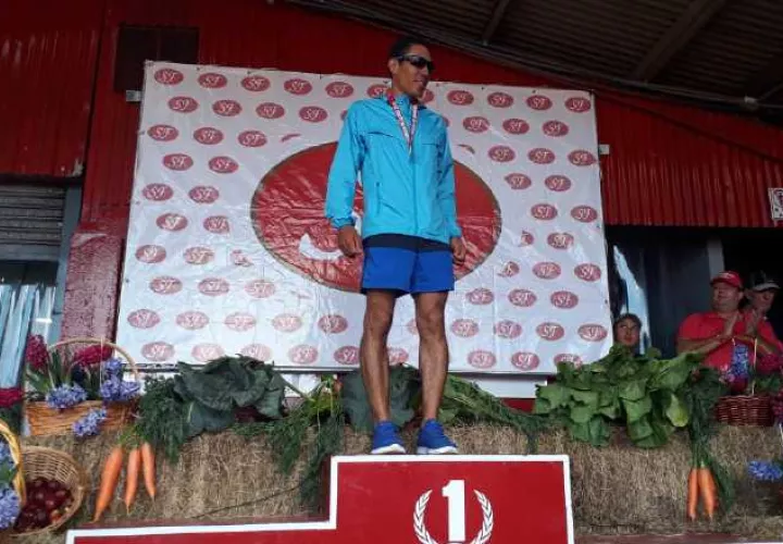 Jonathan Cerrud  durante la ceremonia de premiación de la Carrera de Altura. Aurelio Martínez
