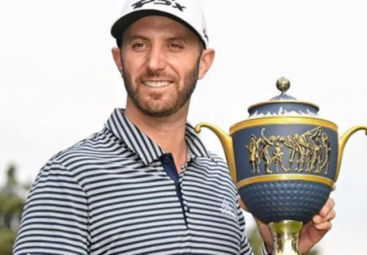 Dustin Johnson posa con su trofeo tras su nueva victoria. PGA Tour