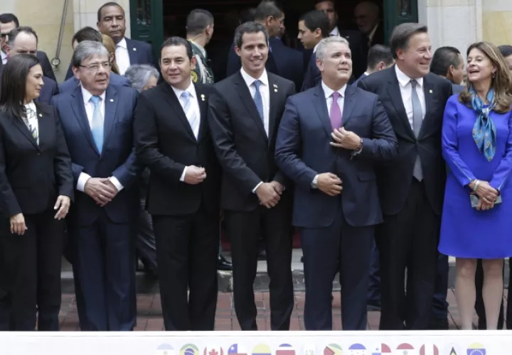 Juan Guaidó con presidentes latinoamericanos ayer en Bogotá. AP