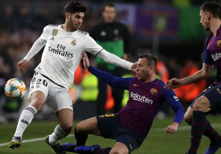 Marco Asensio de Real Madrid (izq.) y  Arthur del Barcelona (cent.)  AP