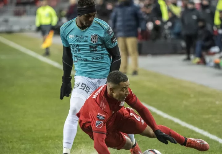 Justin Morrow de Toronto (rojo) es marcado por Omar Browne del CAI en el partido de vuelta de la Concachampions. AP