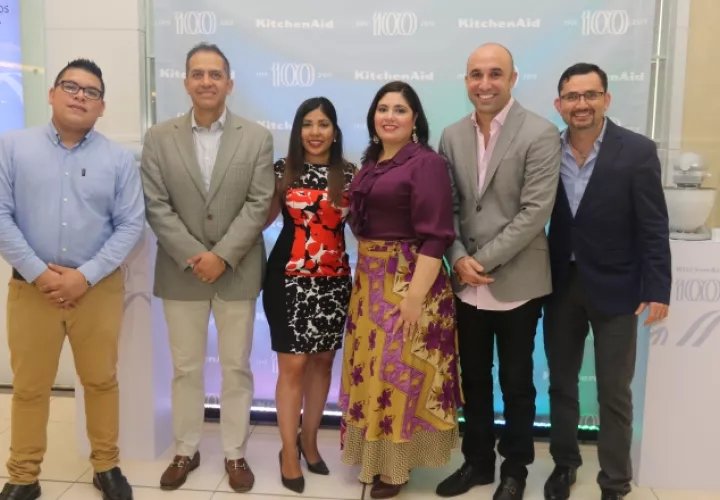 1.  Anel Serrano, Luis Vásquez, Elisa Soto, Verónica Aldana, Aizik Gampel y César Romero.
