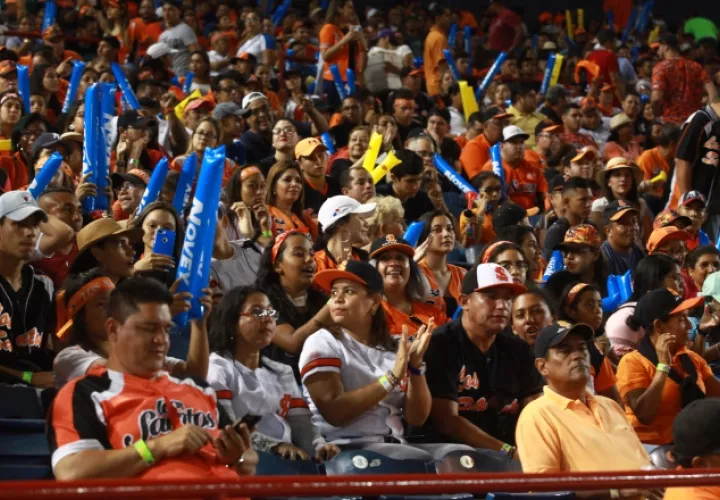 Los santeños acudieron a apoyar a los suyos.