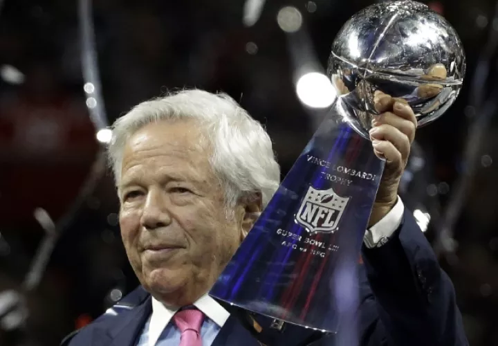 Robert Kraft de los Patriotas. AP